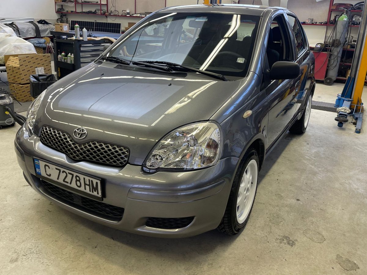 Същата Toyota Yaris след боядисването в сервиза