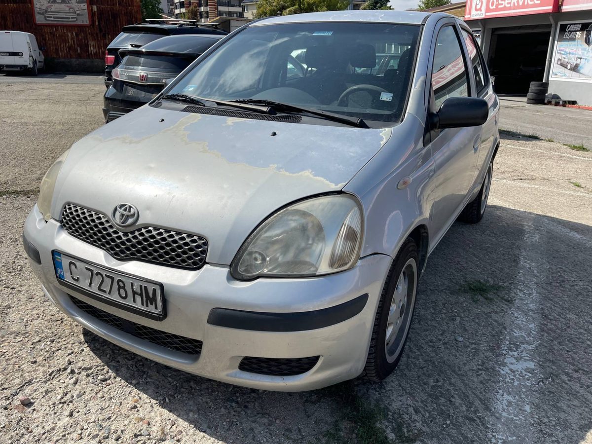 Toyota Yaris преди ремонта: избеляла и олющена боя по капака